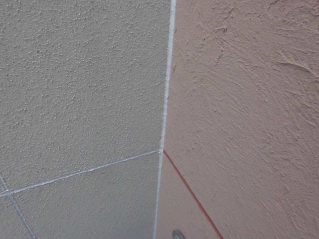 外壁の色が分かれている